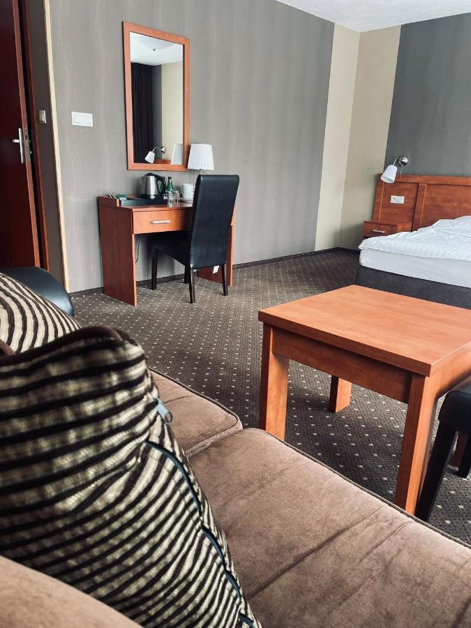 Papaver Hotel Ślesin エクステリア 写真