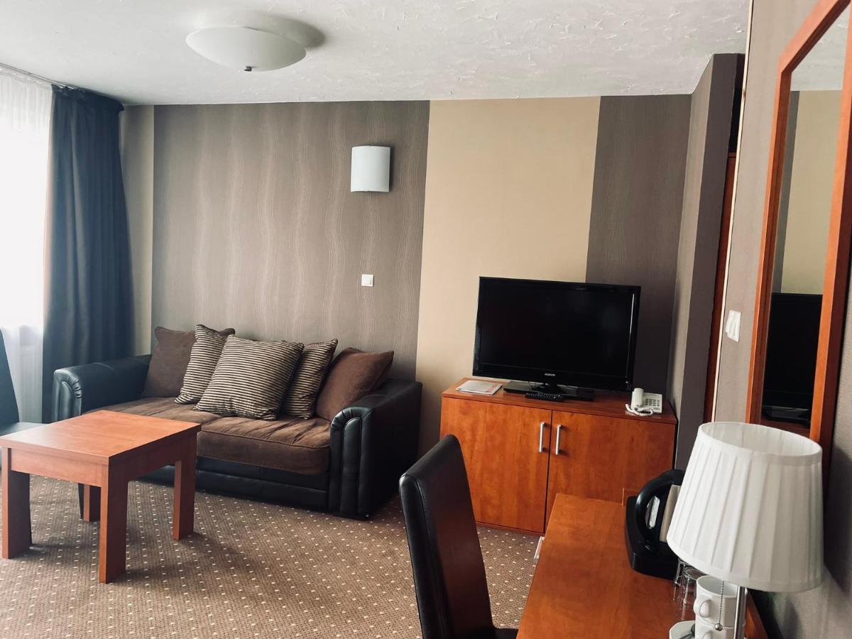 Papaver Hotel Ślesin エクステリア 写真