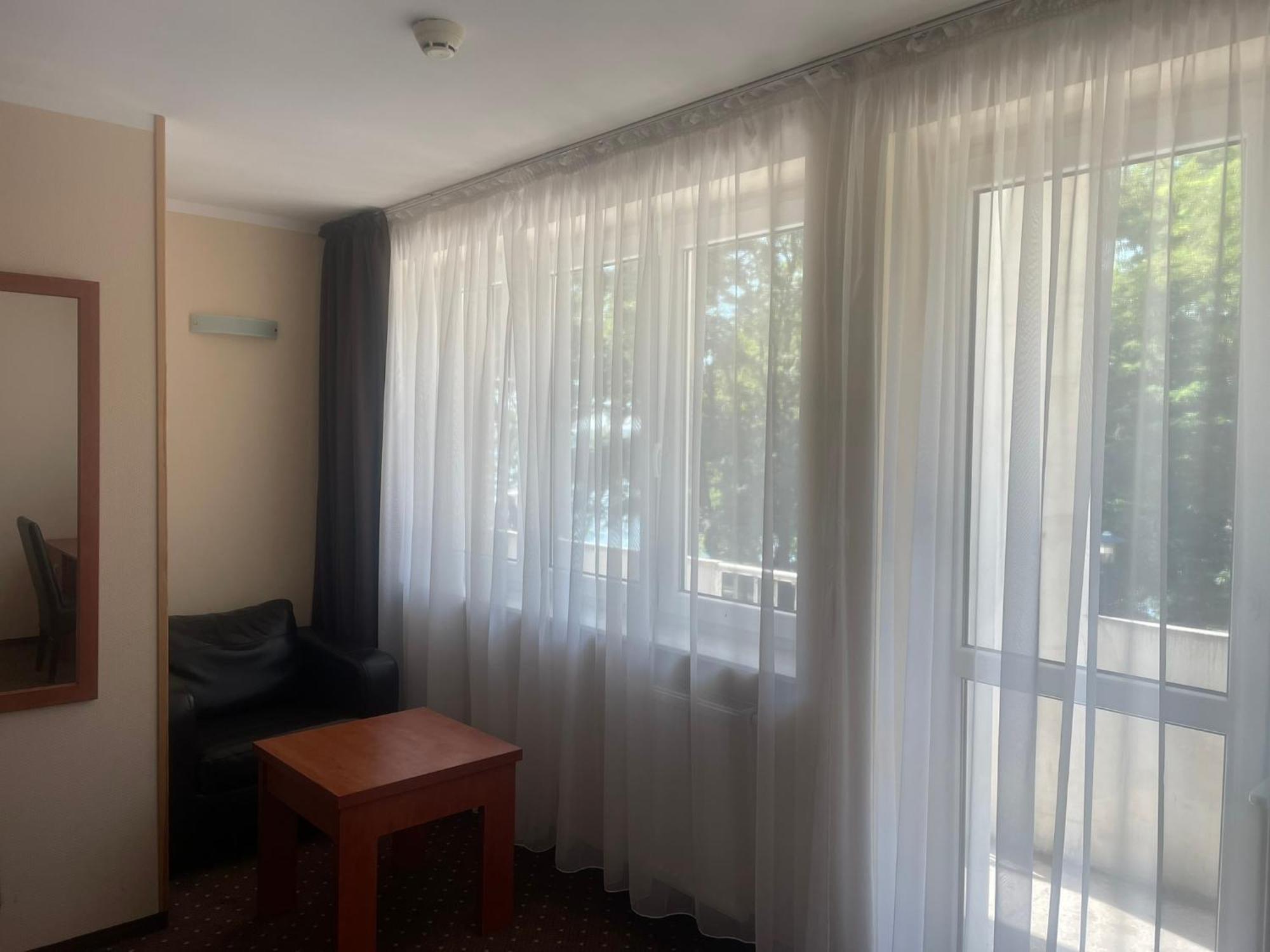 Papaver Hotel Ślesin エクステリア 写真