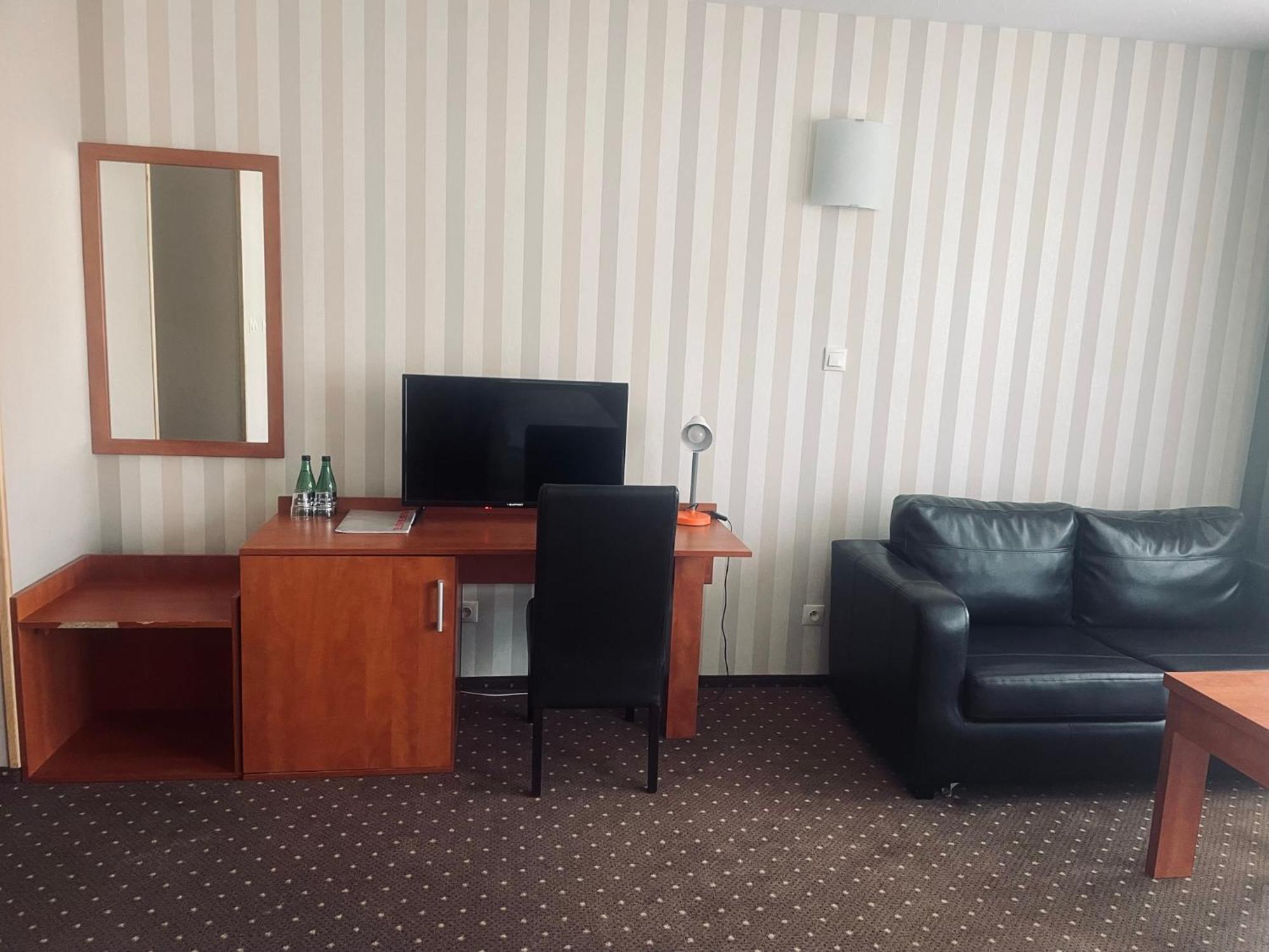 Papaver Hotel Ślesin エクステリア 写真
