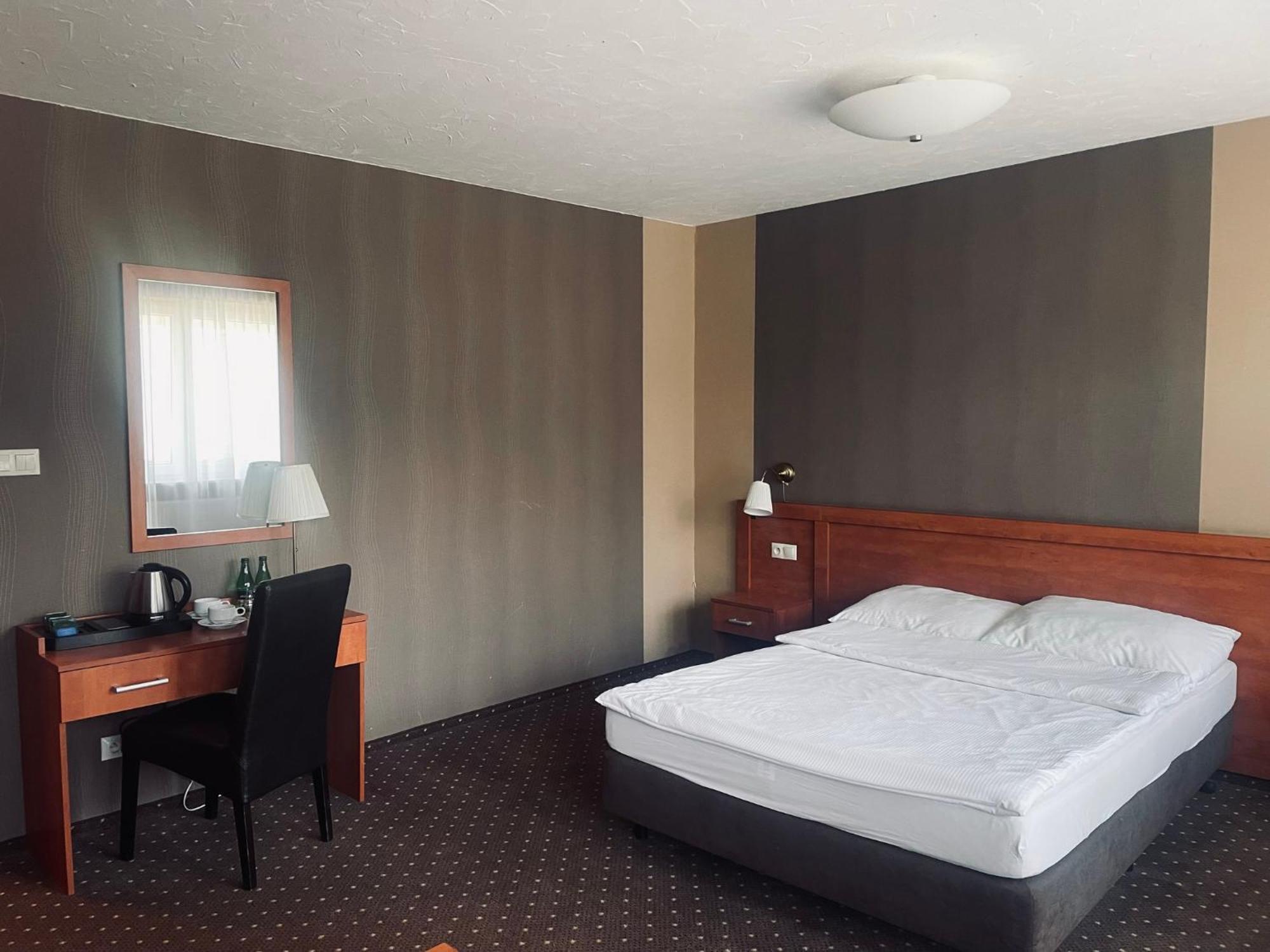 Papaver Hotel Ślesin エクステリア 写真