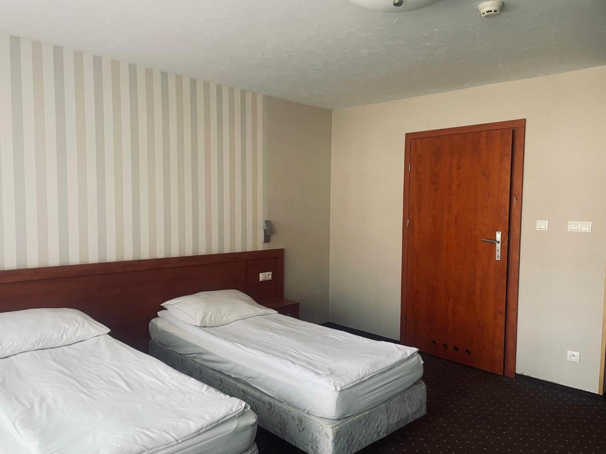Papaver Hotel Ślesin エクステリア 写真