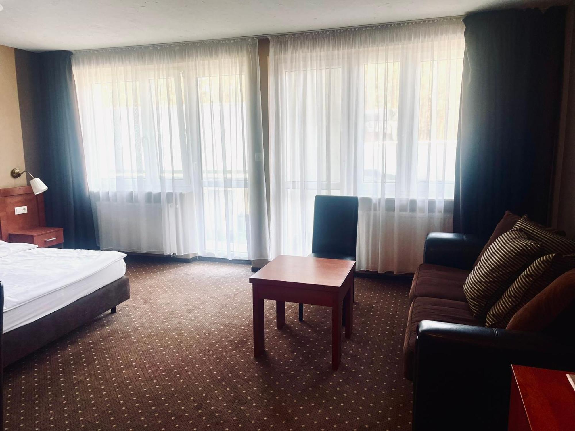 Papaver Hotel Ślesin エクステリア 写真