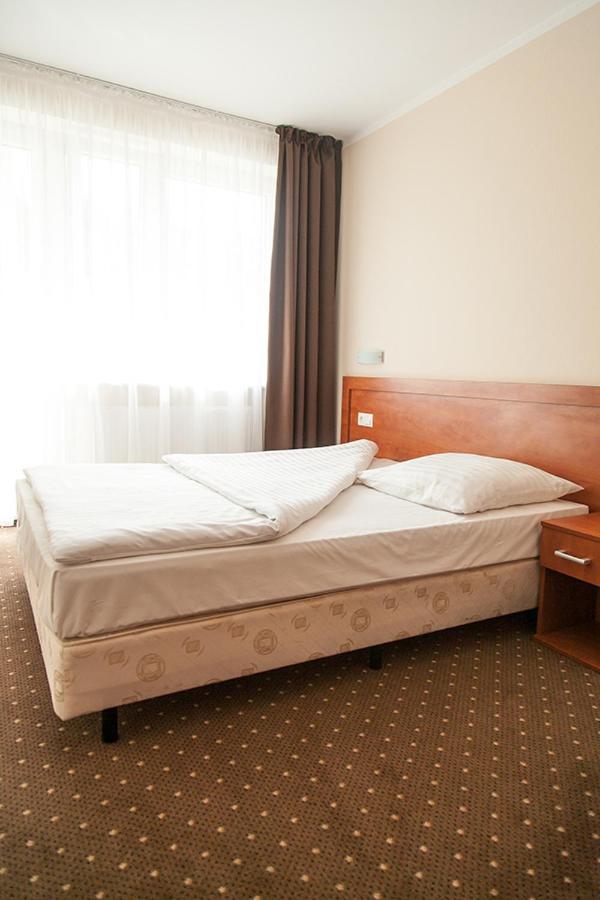 Papaver Hotel Ślesin エクステリア 写真
